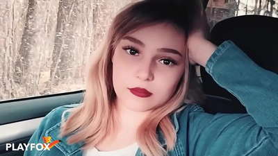 Sexy nwa ọhụrụ na-aṅụrị ọṅụ na kaadị mbelata